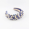 Dettaglio del cerchietto in velluto blu con strass cuciti a mano e perle finte - Stile Velluto Blu Reale Strass