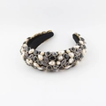 Dettaglio del cerchietto barocco con perle, strass neri e castoni in metallo dorato - Stile Velluto Nero Decorazione Mista