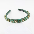 Dettaglio del cerchietto in raso verde con strass smeraldo ed etichetta fatta a mano - Verde Scuro (D)