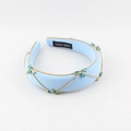 Blauwe gevoerde hoofdband met gouden kettingen en donkerblauwe strass op wit - Lichtblauw