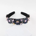 Dettaglio del cerchietto barocco con motivi floreali vintage e strass scintillanti - Stile Floreale Vintage Blu e Rosa (C)