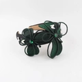 Dettaglio del cerchietto nero con fiori di strass verdi e decorazioni in cristallo - Fiore Verde