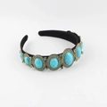 Détail d'un serre-tête large de luxe avec pierres turquoise et strass bleus sur tissu noir - Bleu Turquoise