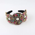 Cerchietto barocco in velluto con strass colorati e perle su sfondo bianco puro - Strass Multicolore (B)