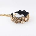 Detalle de diadema barroca con pedrería ámbar y cadenas doradas colgantes - Strass Ámbar (A)