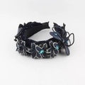 Detailansicht des Samt-Haarreifens mit Kristall-Strasssteinen und blauen Schmetterlingsmotiven - Schmetterling Form / Dunkelblau