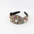Vista detallada de diadema de lujo con cristales multicolores y perlas blancas elegantes - Multicolor Strass Perla (D)