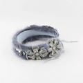 Detalle de diadema de felpa gris con flores de cristal y elegantes cuentas colgantes - Gris