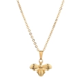 Vue détaillée du pendentif abeille plaqué or avec textures fines et chaîne classique en O - Or