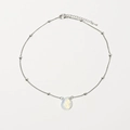 Gedetailleerde weergave van opaal waterdruppel hanger aan een zilveren choker ketting - Zilver (XL0004-SV)