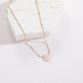 Collar minimalista de cuentas doradas con colgante de cristal rosa en piedra blanca - Gota de Agua Rosa