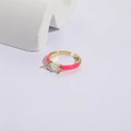 Detalle de anillo con circón cuadrado y esmalte rosa brillante sobre oro 14K - Abierto Ajustable / Rosa Rojo