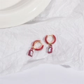 Orecchini a cerchio in smalto rosso con ciondoli rettangolari iridescenti colorati su bianco - Stile Quadrato Rosso (ES0209-红色方形)