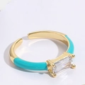 Detalle de anillo bañado en oro 14K con esmalte verde menta y circonita rectangular - Abierto Ajustable / Azul