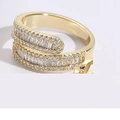 Detailaufnahme des mehrlagigen Goldrings mit Baguette- und Rundschliff-Zirkonia-Steinen - Quadratischer Zirkon-Stil (JZ0085)