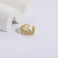 Makroaufnahme von Gold-Olivenblattring mit Zirkonia auf weißen dekorativen Steinen - Blatt-Zirkon-Stil (JZ0085)