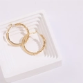 Orecchini a cerchio spessi in oro 14K con trama zigrinata su espositore bianco - Stile a Trama Godronata / Versione Grande