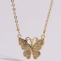 Detalle del colgante de mariposa con circonitas blancas y cadena fina color oro - Estilo de Mariposa de Zirconia (XL0162-2)