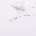 Ciondolo cilindrico in quarzo rosa minimalista con catena d'argento su fondo bianco puro - Oro Bianco (Argento)
