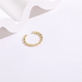 Detaillierte Makroansicht des 14K vergoldeten Perlenrings mit funkelnden Zirkonia - Einstellbar Offen / 14K Gold