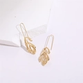 Elegante goldene Blattohrringe mit langen Haken und Bio-Textur auf weißem Stein - Blatt Stil (ES0227-Leaf)