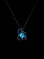 Leuchtende Doppelkatzen-Halskette mit blauem Glüheffekt vor dunklem Hintergrund - Himmelblau