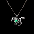 Collana con ciondolo a cavallo luminoso e perla verde su sfondo nero profondo - Lustro Giallo Verde