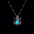 Dettaglio della collana con ciondolo a rana blu luminescente con finitura argento - Forma di rana / Blu