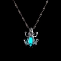 Collana con ciondolo a scarabeo luminoso con perla blu brillante e catena a onde - Forma di Scarabeo / Bagliore Blu Chiaro