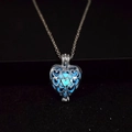 Hohlherz-Leuchthalskette mit blauem Leuchtstein und versilberter Kette - Blau