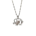 Zilveren ketting met holle olifant hanger en paarse parel op een witte achtergrond - Gladde Olifant Stijl