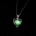 Collana con ciondolo a cuore con elefante luminoso e pietra verde brillante al buio - Verde
