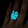 Makroaufnahme von leuchtendem Totenkopf-Ring mit blauem Glühen im Dunkeln für Herren - Einstellbar Offen / Altsilber Blau-Grünes Leuchten