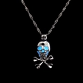 Detailopname van een gotische schedelketting met een heldere blauwe lichtgevende gloed - Blauw