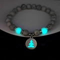 Leuchtende Details der weißen Türkisperlen und des Buddha-Silhouette-Anhängers - Weiß Türkis Silber Finish Blaugrünes Leuchten