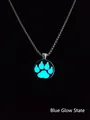 Dettaglio della collana con ciondolo a zampa di animale e luce blu al buio - Bagliore Blu Chiaro