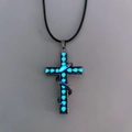 Détail du pendentif croix à cœur bleu lumineux avec serpent sur cordon noir élégant - Alliage Et Corde en Cuir / Cordon Cuir Lueur Bleue