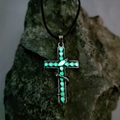 Collier croix à cœur lumineux vert avec relief de serpent sur fond de pierre sombre - Alliage Et Corde en Cuir / Cordon Cuir Lueur Verte