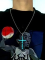 Vue détaillée du pendentif croix lumineuse avec pierres bleues sur chaîne argentée - Acier inoxydable / Lumière Bleu-Vert