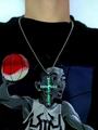Gros plan du collier croix lumineuse verte avec détails de vigne sur une chaîne argent - Acier inoxydable / Lumière Verte