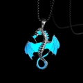 Primer plano detallado del colgante de dragón azul brillante con alas de metal plateado fino - Luz Azul