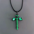 Dettaglio del ciondolo gotico a croce e teschio con effetto luminoso verde - Stile Cordino / Verde