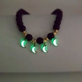 Schwarzes Perlenarmband mit goldenen Trenngliedern und vier leuchtenden grünen Mondanhängern - Mond Grünes Leuchten