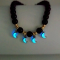 Leuchtendes Onyx-Armband in Schwarz mit blauen Mond-Anhängern und goldenen Perlen - Mond Blaues Licht