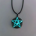 Collana luminosa a forma di pentagramma e luna con centro blu e finitura in argento - Stile Cordino / Bagliore Blu Chiaro
