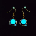 Goldene Angelhaken Ohrringe mit leuchtend blauer Kugel und Stern Mond Anhänger - Ring Eingelegter Stern Mond Stil / Stern 2 Gold Blau Leuchtend