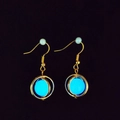 Goldene Fischhaken Ohrringe mit leuchtend blauer Perle in doppelter Ringkugel - Doppelring-Kugelstruktur / Rhombus Gold Blau Leuchtend