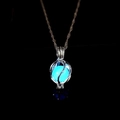 Nahaufnahme der leuchtenden Planeten-Kette mit blau glühender Perle im Silberkäfig - Blau