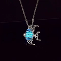 Collana a pesce tropicale luminosa con pietra blu brillante al buio profondo - Blu