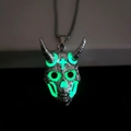 Collier tête de mort de bélier gothique pour hommes avec effet lumineux vert dans le noir - Lumière Verte